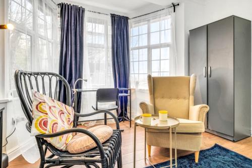 6 Private Suites in Converted House, Full Kitchens & Bathrooms, Parking