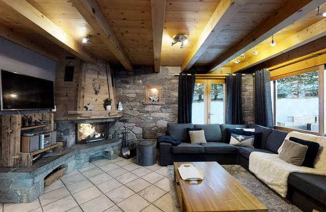 6 Rooms for 11 People