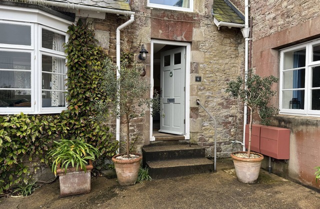 6 Seaview House, gorgeous flat with private garden, close to the beach