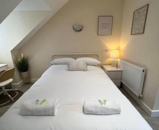 6 Studio Flat, 50m to Airbus