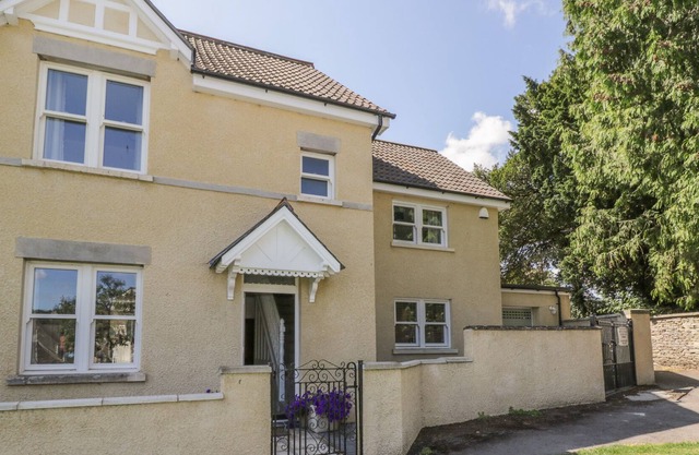6 THE CHIPPING, pet friendly, with a garden in Wotton-Under-Edge