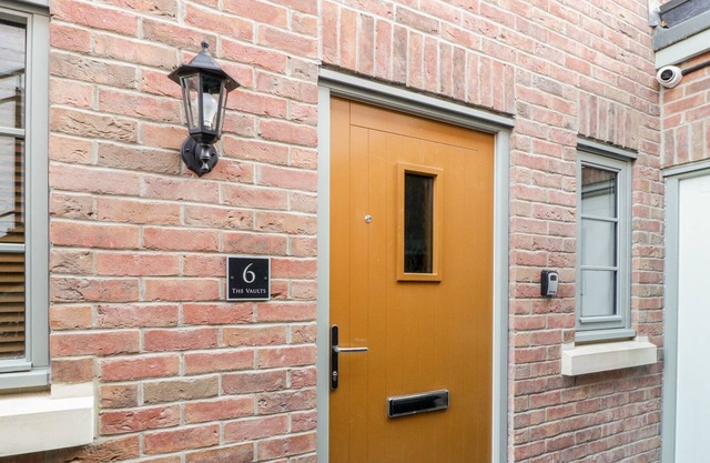 6 THE VAULTS, romantic in Glastonbury