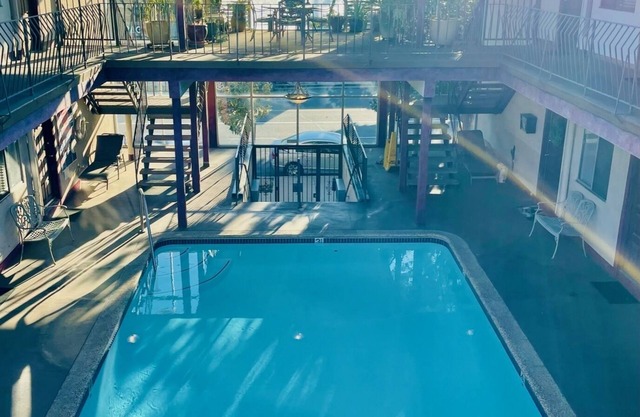 60's Modern, Mountain Views, Pool, Near Studios and All L.A. Attractions! Apt 15