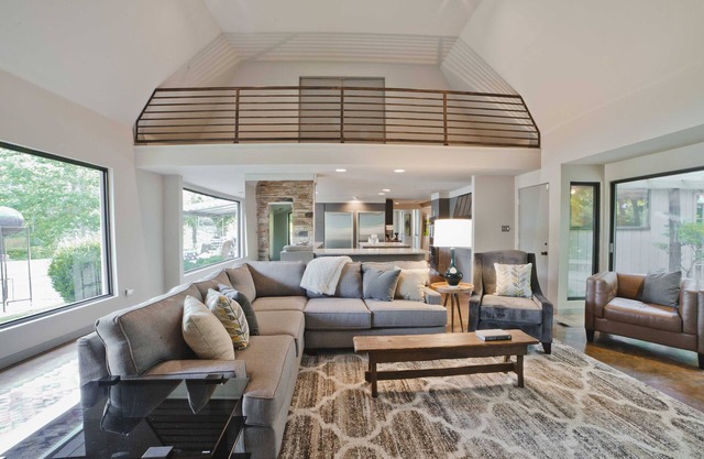 6000 sqft Modern Lake Home, Close to Everything Memphis