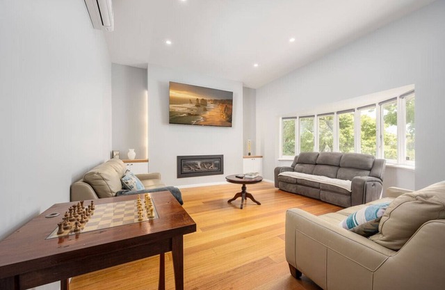 61 Ballarat Rd, Footscray