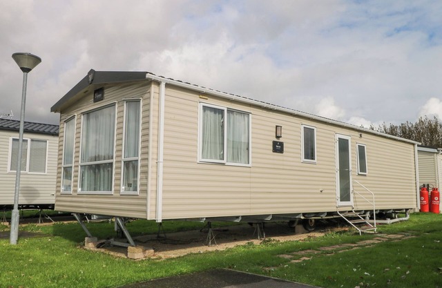 610 CARAVAN, pet friendly, with pool in Bognor Regis