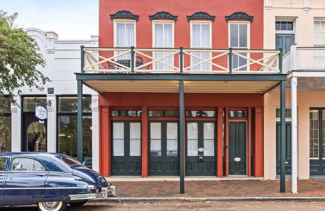 610 Franklin (B) Upstairs, Huge Apartment, Balcony