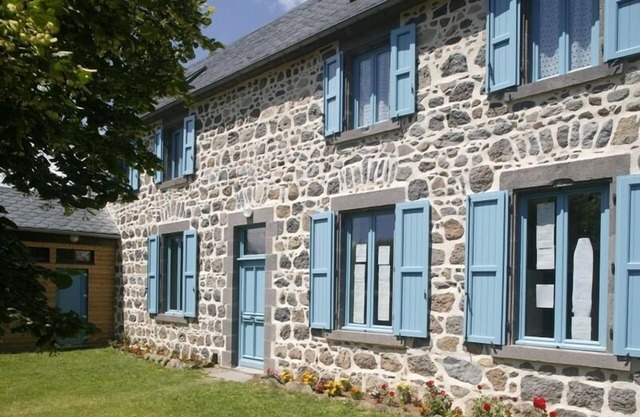 63g63892 - Roche-charles-la-meyrand