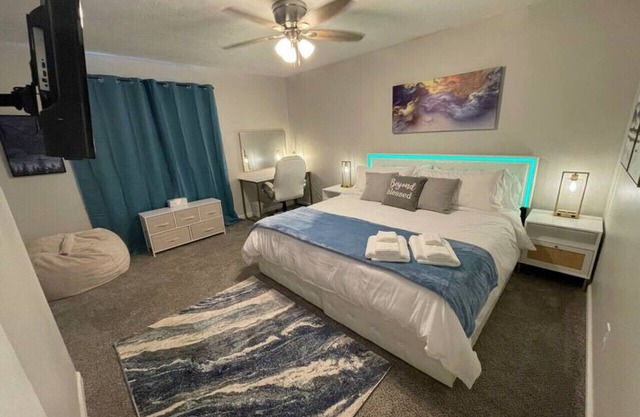 642 Ridgeway · NEW! King Beds, 86` Roku TV, Firepit & Grill