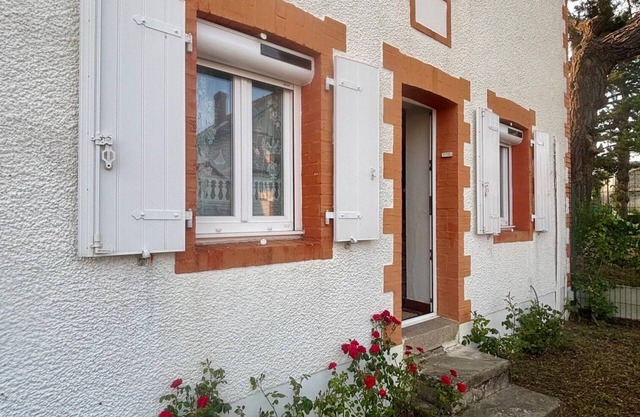 66 m² house with enclosed garden, 400m walk to the main beach and all amenities