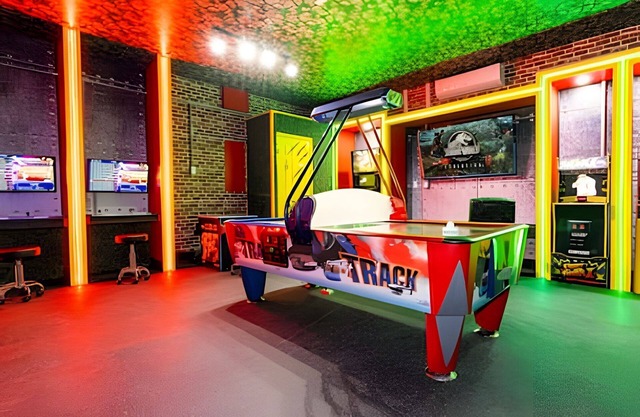 6BD/4BA Windsor Luxury Villa | Game Room & Pool