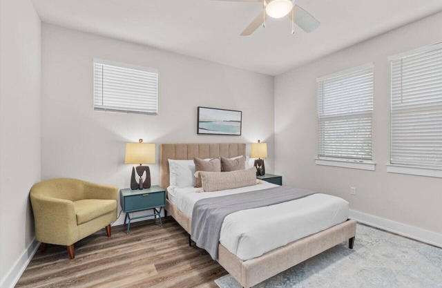 6BDRM Hyde Park home near guad