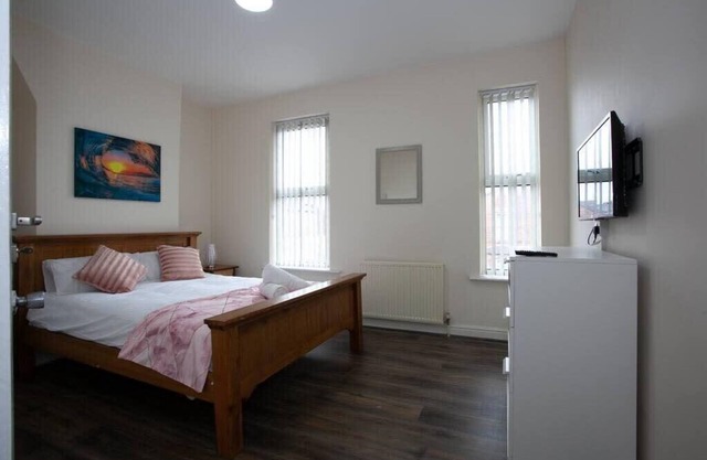 6Bedroom House 10min Drive from City Centre