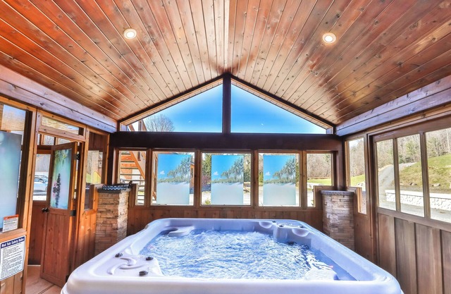 6BR/7bath Luxury home Hot Tub in Hunter Catskills