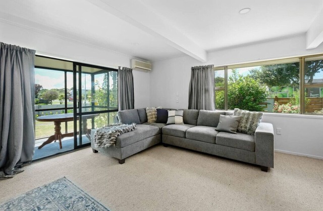 6BR Home | Sleeps 12! | 900m to Beach!