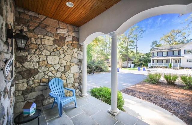 6BR Home with Pool, Sand Volleyball, Hot Tub, and Movie Theater!