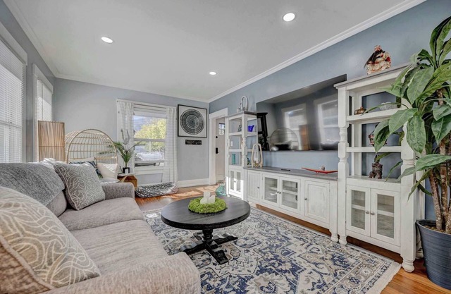 6BR Stylish Home, Hot Tub, Games, Near Old Colo