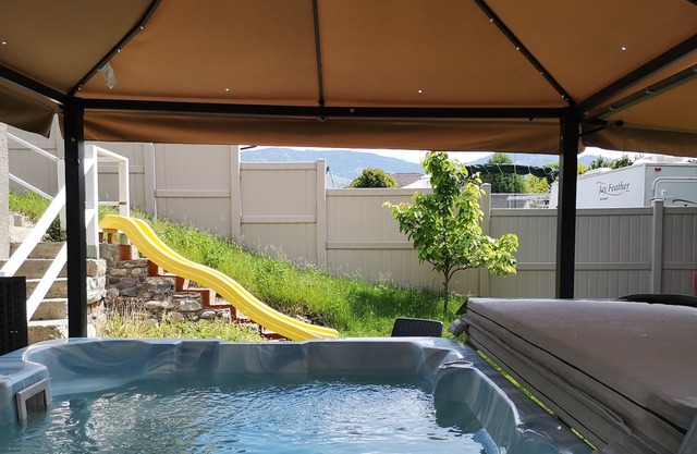 7 Bdr House, Central location, AC, HOT TUB & VALUE!