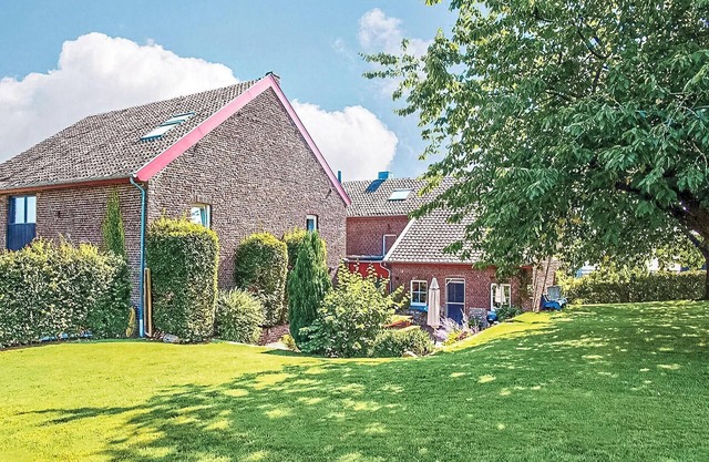 7 bedroom lovely home in Remersdaal