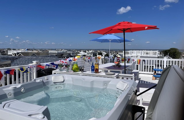 7 BRs w/Gourmet Kitchen & HotTub. Steps to Beach