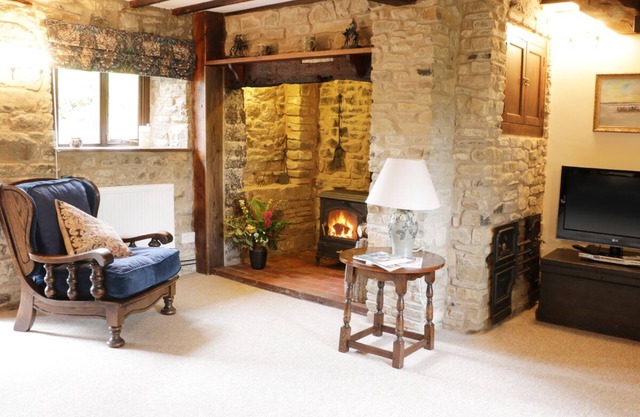 7 GRETTON, romantic, character holiday cottage in Cardington