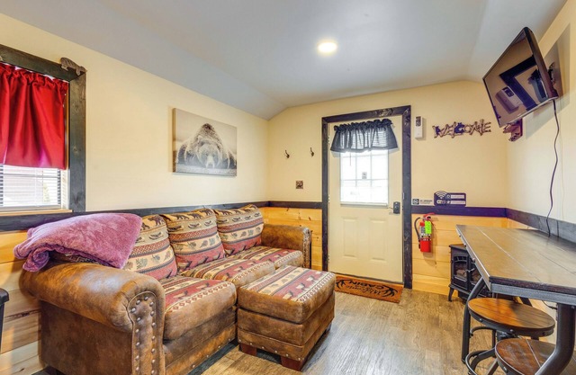 7 Mi to Dollywood: Cozy Cabin w/Patio & Grill!