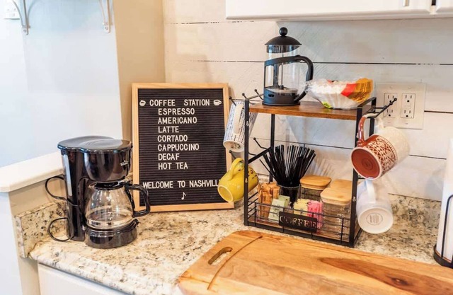 7 Min drive to Broadway- Walkable Neighborhood