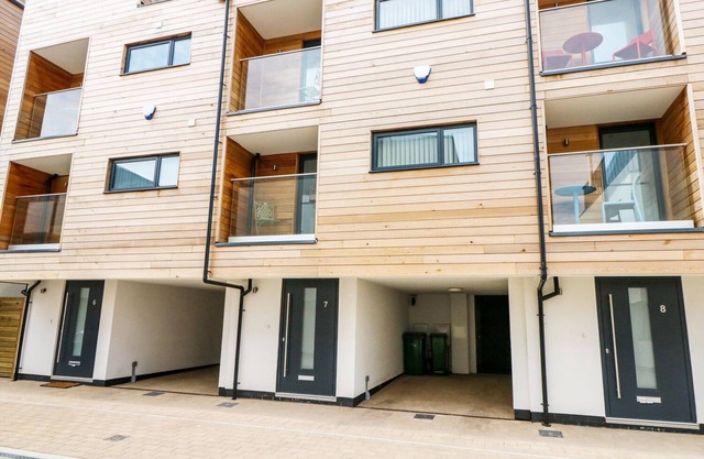 7 OCEAN GATEWAY, country holiday cottage, with a garden in Hythe