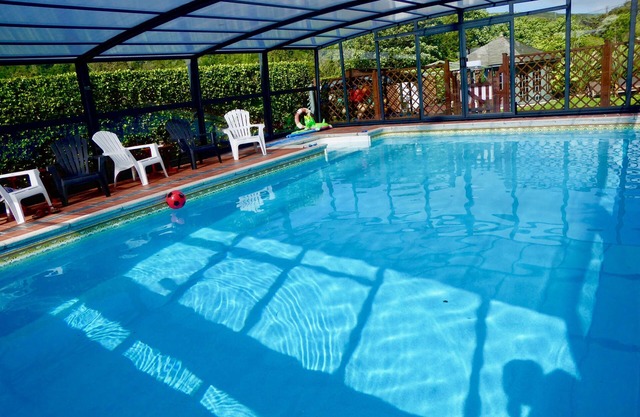 7~Short walk~Beach~Pubs~Shops: Chlorine safe Pool and Hot tub, Games room, WiFi