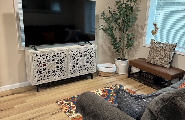 700 sq ft 1 bedroom cottage with central AC and 200 yards from Bidwell Park