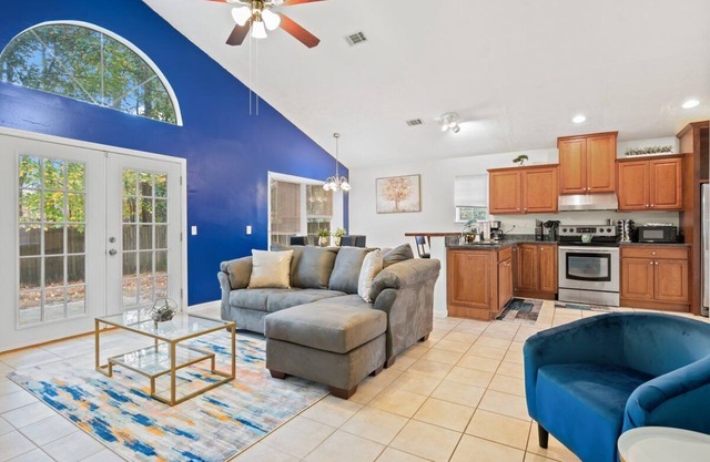 75' TV - Summer Retreat - King Bed, Large Yard, No Stairs