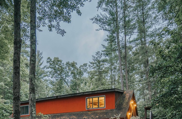 75acre Nature Retreat + Farm: Sleeps 12-30; Pool+Hot Tub+Fireplace/Pits+Animals