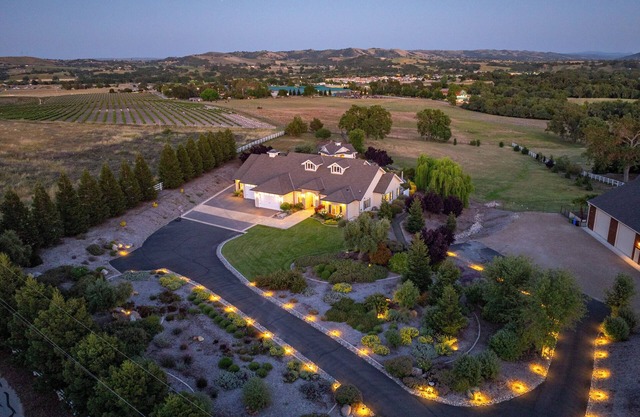 7BR/4BA Farmhouse & Barn Estate on a Resort-Like Setting!