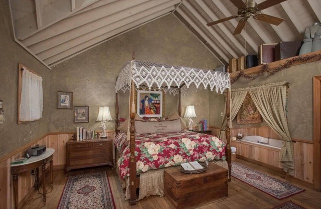 7F Lodge - France Chateau w/Jacuzzi Tub and Breakfast