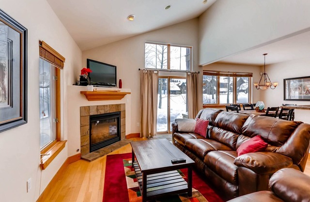 7th Nt FREE! Cosy Home w/Fireplace. Pvt Deck/Hot Tub/BBQ. Garage. Free Shuttle