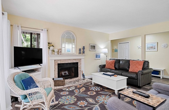 8/31-9/5 Great rate for the Ultimate Getaway 8 min walk to the Shipyard beach!