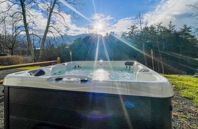 8 Bedroom- 1880 Farmhouse w/ Hot Tub on a stream, sleeps 24 , 6 acres