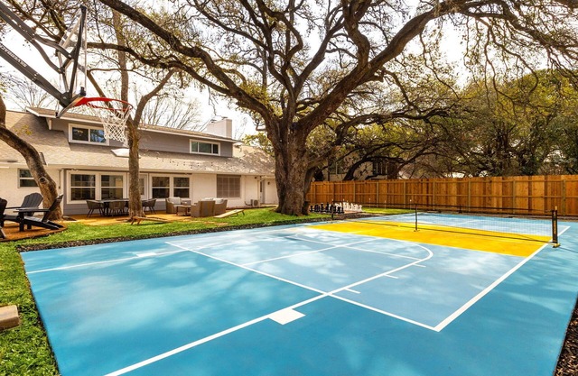 8 Bedroom~Pickleball~Heated Pool~Sleeps 22~.5 acre~ Hot Tub~Game Room Mini Golf