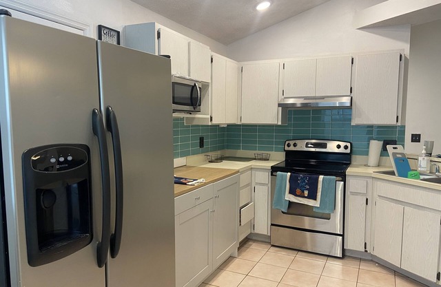 8+Beds!10+guest!Centrally Located!Family neighborhood! Up to 4 parking spaces:)