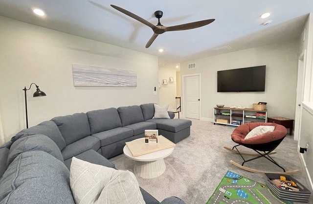 8 Beds 10 min to Beach & Golf! Great for Groups!