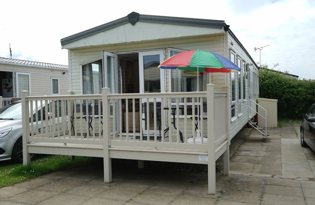 8 berth caravan at manor park hunstanton free wifi