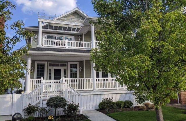 8 BR/4 Baths -Whole Bldg - 2 Units/Walk to Fun