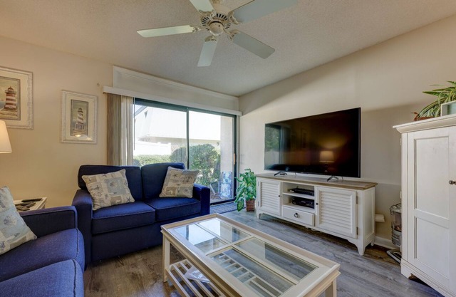 8 Hilton Head Cabanas: So Close to the beach! 2 BR Villa. Free Bikes, Pool