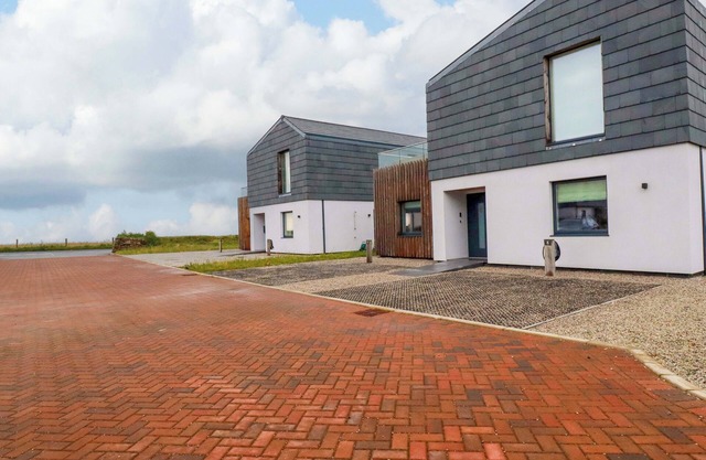 8 KARN HAVOS, pet friendly, character holiday cottage in Mawgan Porth
