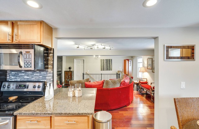 8 Mi to Downtown: Convenient Minneapolis Home