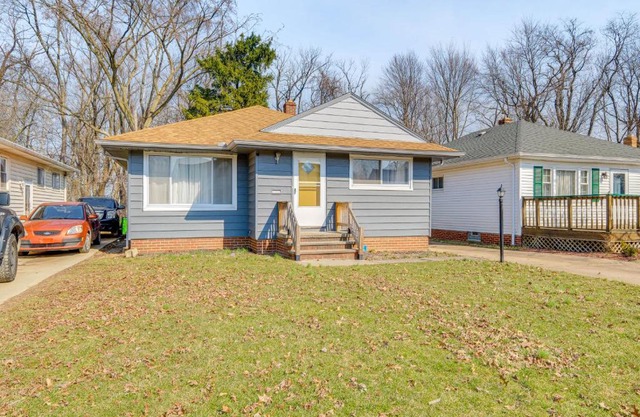 8 Mi to Dtwn Cleveland Quiet Home with Fenced Yard