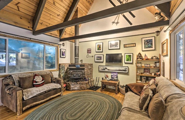 8 Mi to Heavenly Mtn Resort! Hot Tub Hideaway