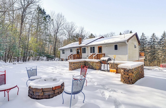 8 Mi to Lake Wallenpapack: Gem w/Deck & Game Room