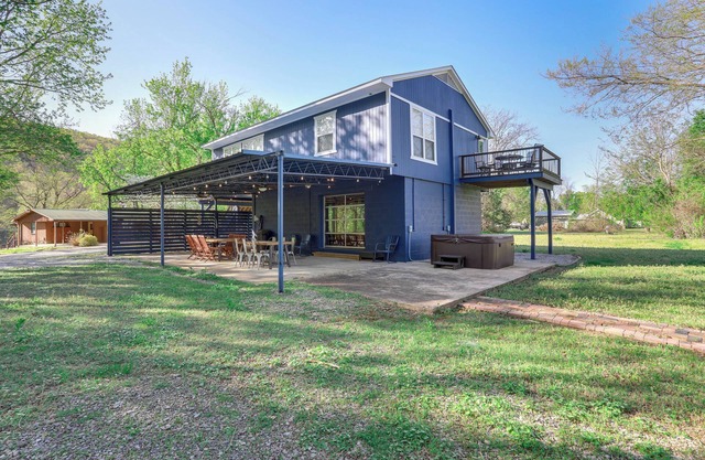 8 Mi to Ozark Folk Center: Home w/Hot Tub & Deck