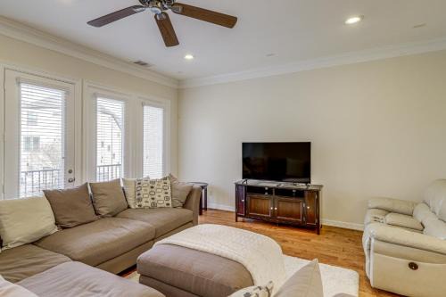8 Mi to the Galleria Home with Balcony and Yard